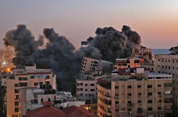 Nuvens de fumaça provocadas por um ataque aéreo israelense em Gaza - Sputnik Brasil