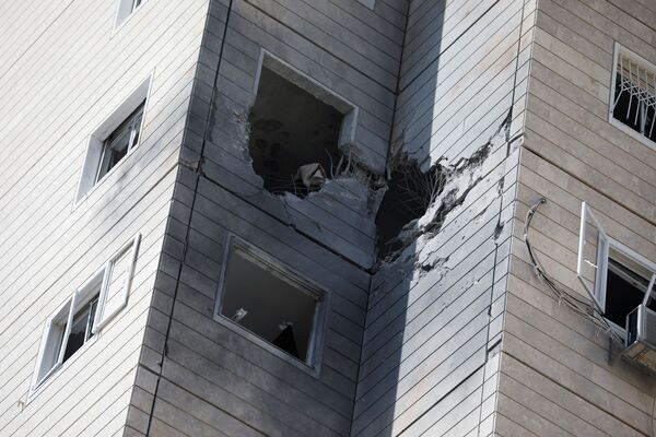 Vista geral de um prédio danificado por um foguete lançado de Gaza, em Ashkelon, no sul de Israel - Sputnik Brasil
