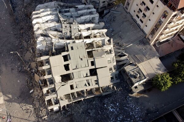 Foto registrada por drone mostra os restos de um prédio que foi destruído durante um ataque aéreo israelense em Gaza - Sputnik Brasil