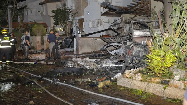 Agentes dos serviços de emergência de Israel inspecionam os danos na cidade israelense de Rishon Lezion, após foguetes lançados de Gaza atingirem a região - Sputnik Brasil