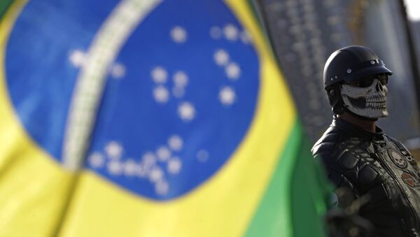Apoiador do presidente Jair Bolsonaro usa máscara com imagem de caveira durante ato de motociclistas em Brasília, 9 de maio de 2021 - Sputnik Brasil