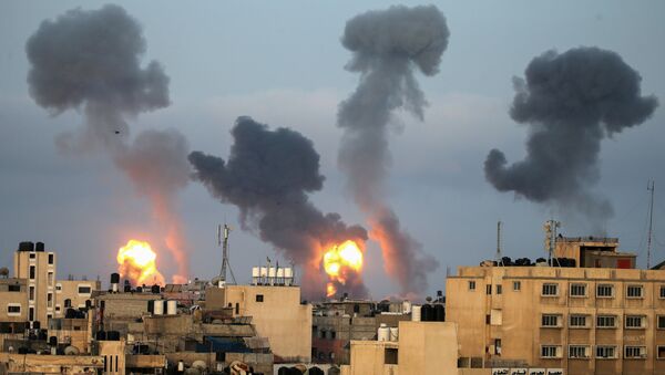 Chamas e fumaça sobem durante ataques aéreos israelenses em meio a uma explosão de violência israelense-palestina, no sul da Faixa de Gaza em 11 de maio de 2021 - Sputnik Brasil