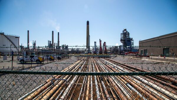 Vista geral da refinaria de petróleo localizada perto do oleoduto da Linha 5 de Enbridge, que a governadora de Michigan, Gretchen Whitmer, ordenou o fechamento em maio de 2021, em Sarnia, Ontário, Canadá. - Sputnik Brasil
