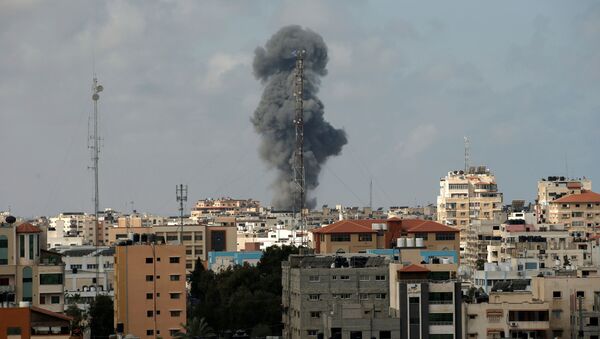 A fumaça sobe durante um ataque aéreo israelense, em meio a uma explosão de violência israelense-palestina, na cidade de Gaza em 12 de maio de 2021 - Sputnik Brasil