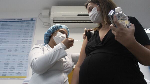 Mulher grávida recebe a vacina CoronaVac no Centro Municipal de Saúde João Barros Barreto, em Copacabana, no Rio de Janeiro - Sputnik Brasil