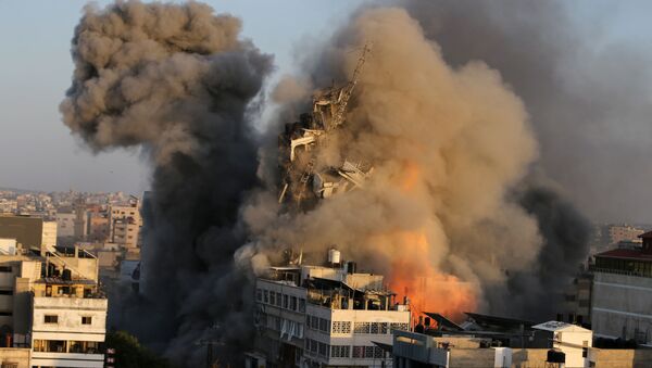 Prédio entra em colapso após ser atingido por bombardeio israelense em Gaza, em 12 de maio de 2021 - Sputnik Brasil