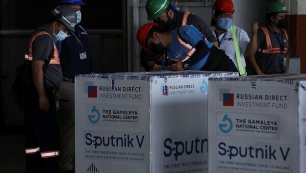 Funcionários recebem primeira remessa de doses da Sputnik V a chegar na Guatemala - Sputnik Brasil