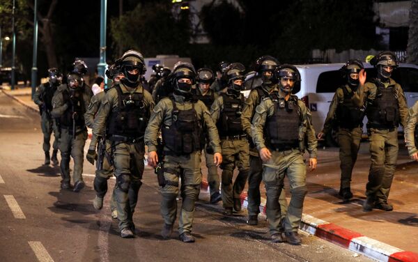 Membros da força de segurança israelense patrulham durante toque de recolher noturno após violência na cidade árabe-judaica de Lod, em Israel, em 12 de maio de 2021 - Sputnik Brasil