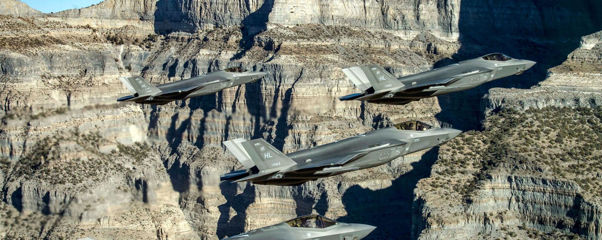 Em Utah, nos Estados Unidos, uma formação de caças F-35 realiza manobras durante exercício de combate, em 19 de novembro de 2018 - Sputnik Brasil, 1920, 12.01.2022