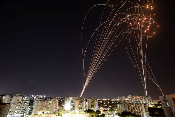 Sistema de defesa aérea israelense Cúpula de Ferro intercepta foguetes lançados da Faixa de Gaza em direção a Israel
 - Sputnik Brasil
