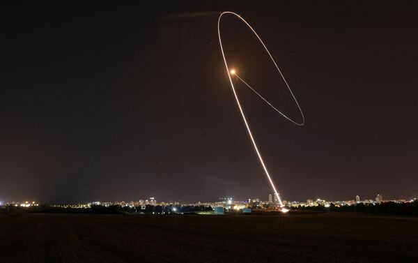 Sistema de defesa aérea israelense Cúpula de Ferro intercepta foguetes lançados da Faixa de Gaza em direção a Israel - Sputnik Brasil