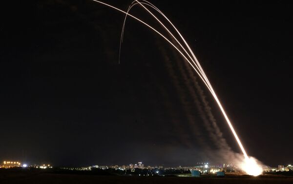 Sistema de defesa aérea israelense Cúpula de Ferro intercepta foguetes lançados da Faixa de Gaza em direção a Israel - Sputnik Brasil