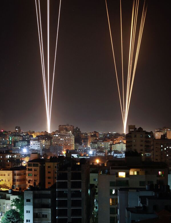 Foguetes lançados da Cidade de Gaza, controlada pelo movimento Hamas, em resposta a um ataque aéreo israelense a um prédio residencial de 12 andares na cidade
 - Sputnik Brasil
