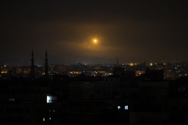 Uma explosão no céu da Faixa de Gaza
 - Sputnik Brasil