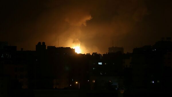 Fumaça e chama aumentam durante ataques aéreos israelenses na cidade de Gaza, 14 de maio de 2021 - Sputnik Brasil
