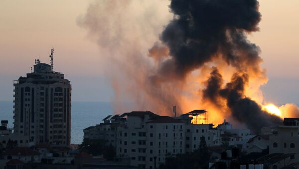 Fumaça e chamas durante ataques aéreos israelenses na cidade de Gaza, 14 de maio de 2021 - Sputnik Brasil