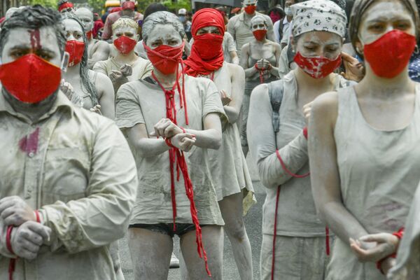 Manifestantes durante novos protestos contra o governo em Medellin, Colômbia, em 12 de maio de 2021 - Sputnik Brasil
