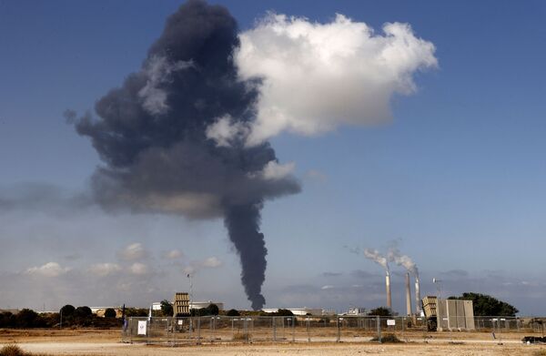 Fumaça proveniente do incêndio no reservatório petroquímico atingido por foguetes do Hamas na cidade israelense de Ashkelon, 12 de maio de 2021 - Sputnik Brasil