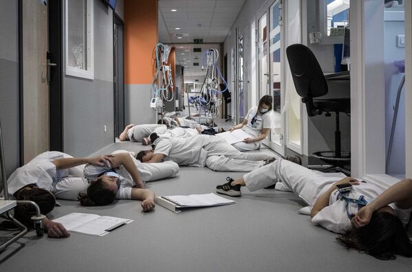 Enfermeiras e funcionários de saúde belgas deitados no chão na unidade de terapia intensiva do hospital em Liège, para assinalar o Dia Internacional dos Enfermeiros, em 12 de maio - Sputnik Brasil