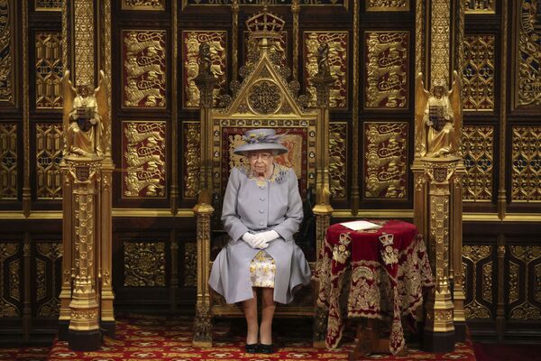 Rainha britânica, Elizabeth II, na Câmara dos Lordes durante cerimônia de Abertura do Parlamento no Palácio de Westminster em Londres, 11 de maio de 2021 - Sputnik Brasil