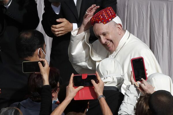 Papa Francisco sorrindo após uma das pessoas ter lhe colocado um chapéu durante a audiência  semanal do Papa no Vaticano, 12 de maio de 2021 - Sputnik Brasil