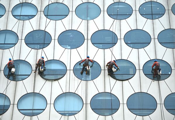 Empregados lavam janelas em prédio de Pequim, China, 12 de maio de 2021 - Sputnik Brasil
