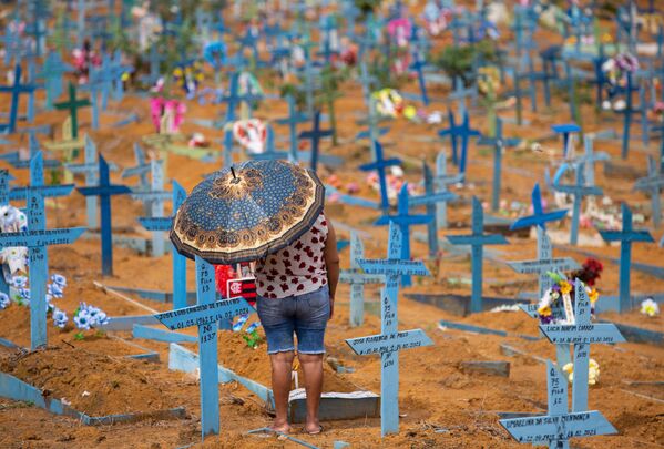 Mulher visita cemitério de Nossa Senhora Aparecida no Dia da Mãe, em Manaus, Brasil, 9 de maio de 2021, quando os cemitérios no país foram abertos pela primeira vez desde o início da pandemia - Sputnik Brasil