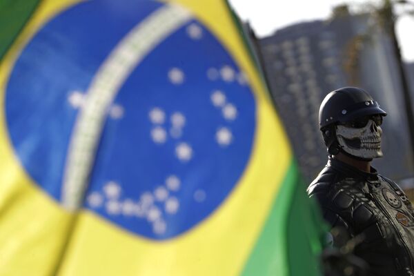 Apoiador de Jair Bolsonaro durante um passeio de moto em ato de suporte do presidente, 9 de maio de 2021 - Sputnik Brasil