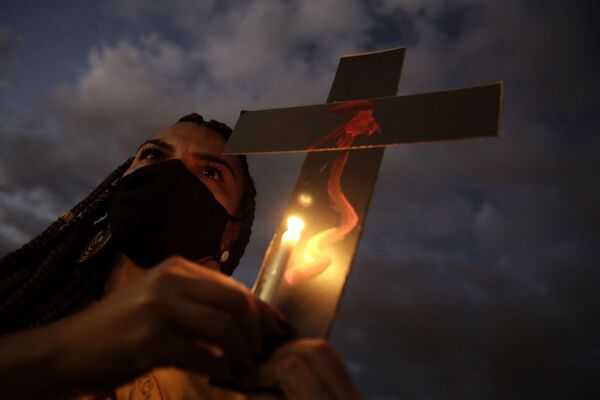 Ativista carregando uma cruz em homenagem às vítimas entre a população negra no dia da Abolição da Escravatura, 13 de maio de 2021 - Sputnik Brasil