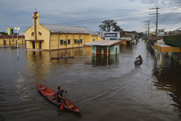 Residentes do Amapá navegando em ruas inundadas, 13 de maio de 2021 - Sputnik Brasil