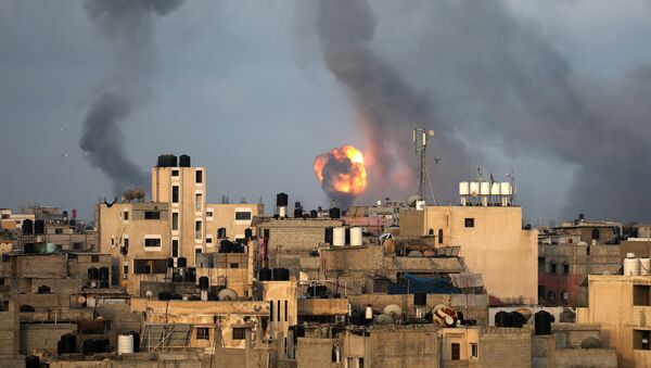 Fumaça causada pelos ataques aéreos israelenses no sul da Faixa de Gaza  - Sputnik Brasil