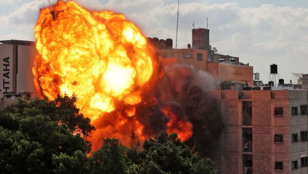 Uma foto tirada em 13 de maio de 2021 mostra uma bola de fogo no prédio que foi destruído em um ataque aéreo israelense na cidade de Gaza - Sputnik Brasil
