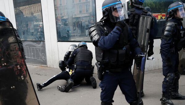 Polícia imobiliza um homem durante manifestação de apoio à Palestina em Paris, França, em 15 de maio de 2021 - Sputnik Brasil