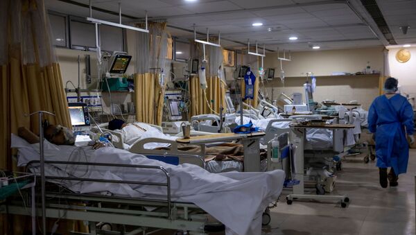 Pacientes sofrendo da doença do novo coronavírus (COVID-19) dentro da enfermaria de UTI do Hospital Santa Família em Nova Deli, Índia, 29 de abril de 2021 - Sputnik Brasil