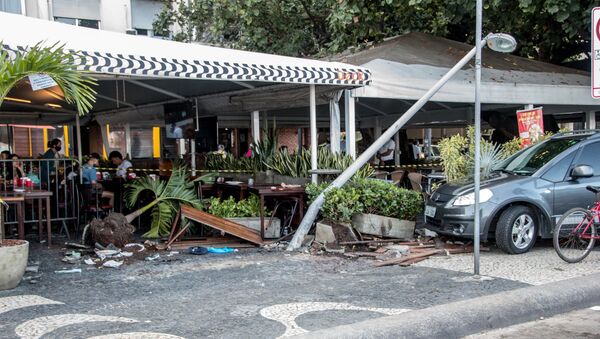 Carro invade restaurante na Avenida Atlântica, na praia de Copacabana, na cidade do Rio de Janeiro. Três idosos ficaram feridos - Sputnik Brasil