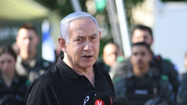 O primeiro-ministro de Israel, Benjamin Netanyahu, conversa com policiais israelenses na cidade de Lod - Sputnik Brasil