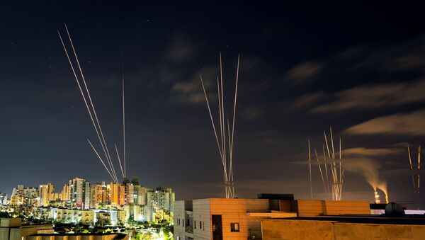 Raios de luz são vistos quando foguetes são lançados da Faixa de Gaza em direção ao centro de Israel, visto de Ashkelon, Israel, 16 de maio de 2021 - Sputnik Brasil