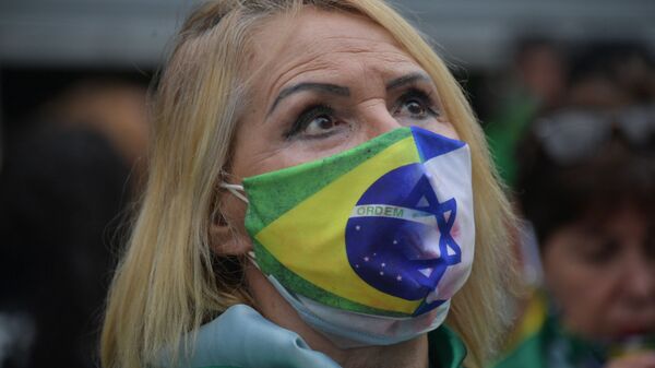Mulher usa máscara com bandeiras do Brasil e Israel durante manifestação de apoio ao presidente Jair Bolsonaro, Brasília, 15 de março de 2021  - Sputnik Brasil