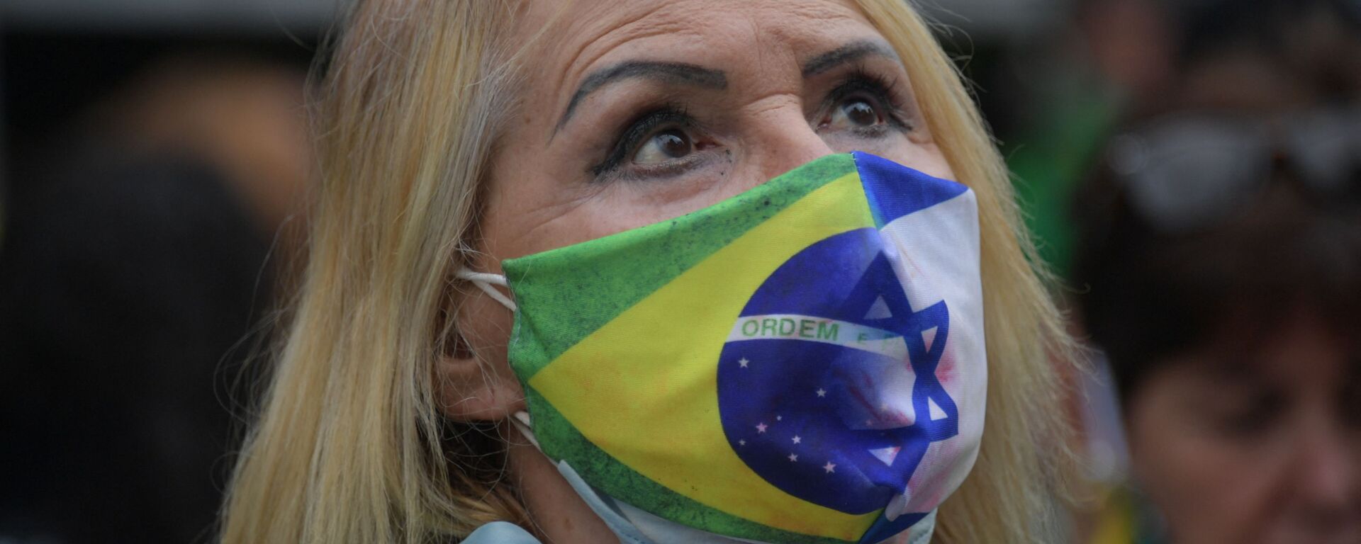 Mulher usa máscara com bandeiras do Brasil e Israel durante manifestação de apoio ao presidente Jair Bolsonaro, Brasília, 15 de março de 2021  - Sputnik Brasil, 1920, 03.11.2023