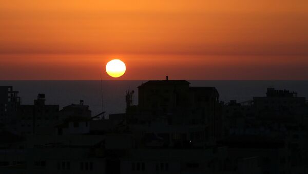 Pôr do sol sobre o mar Mediterrâneo na costa da Cidade de Gaza em meio à violência transfronteiriça entre militares israelenses e militantes palestinos, 14 de maio de 2021 - Sputnik Brasil