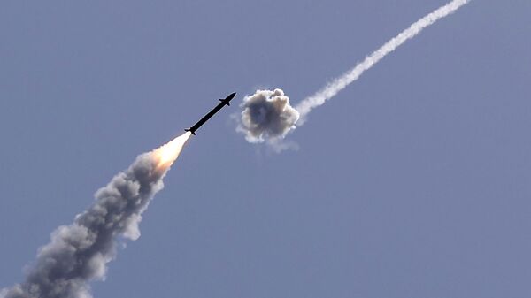 Sistema de defesa antimíssil israelense Cúpula de Ferro intercepta um foguete lançado da Faixa de Gaza - Sputnik Brasil