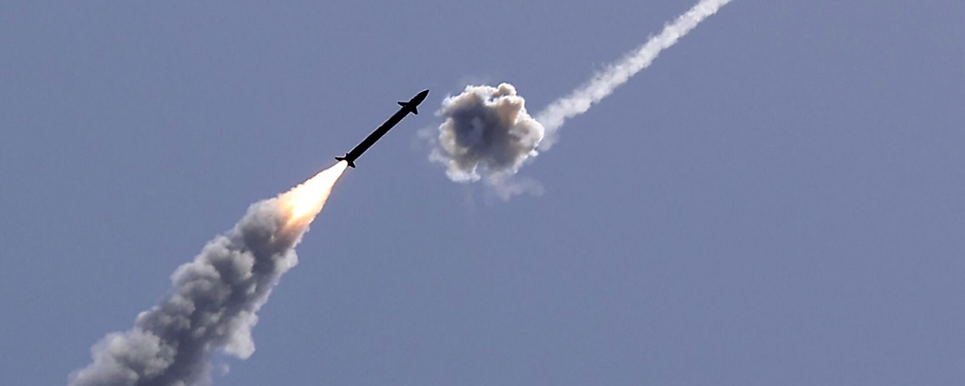Sistema de defesa antimíssil israelense Cúpula de Ferro intercepta um foguete lançado da Faixa de Gaza - Sputnik Brasil, 1920, 07.08.2022