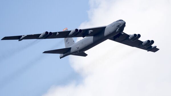 Bombardeiro B-52 da Força Aérea dos EUA sobrevoa o Campo de Treinamento em Pabrade, Lituânia, durante exercício militar da OTAN, 60 quilômetros ao norte da capital Vilnius, 16 de junho de 2016 - Sputnik Brasil