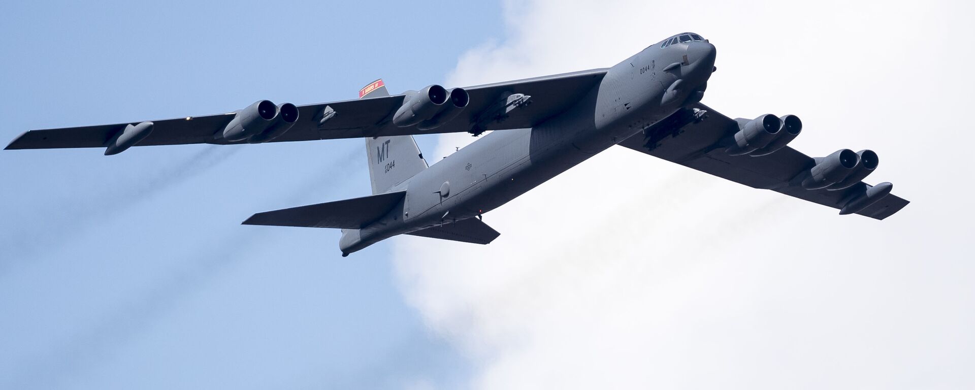 Bombardeiro B-52 da Força Aérea dos EUA sobrevoa o Campo de Treinamento em Pabrade, Lituânia, durante exercício militar da OTAN, 60 quilômetros ao norte da capital Vilnius, 16 de junho de 2016 - Sputnik Brasil, 1920, 24.08.2022