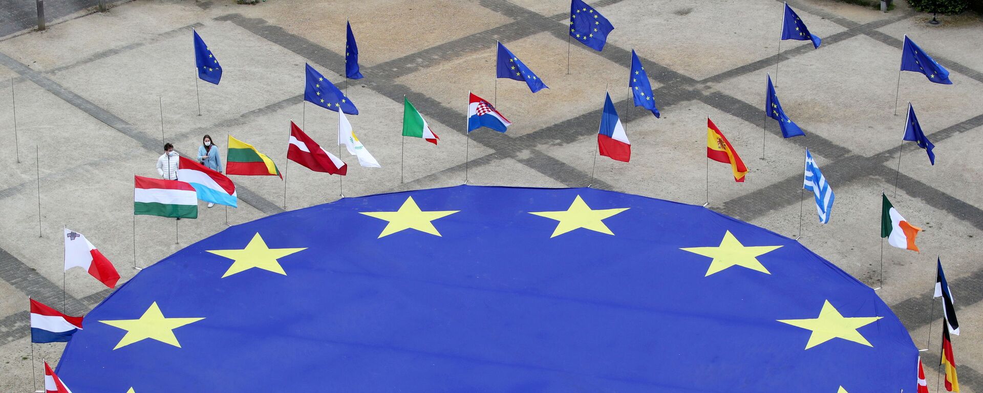 Grande bandeira da União Europeia no centro da praça Schuman, fora da sede da Comissão Europeia, na véspera do Dia da Europa, em Bruxelas, Bélgica, 8 de maio de 2021 - Sputnik Brasil, 1920, 15.12.2021