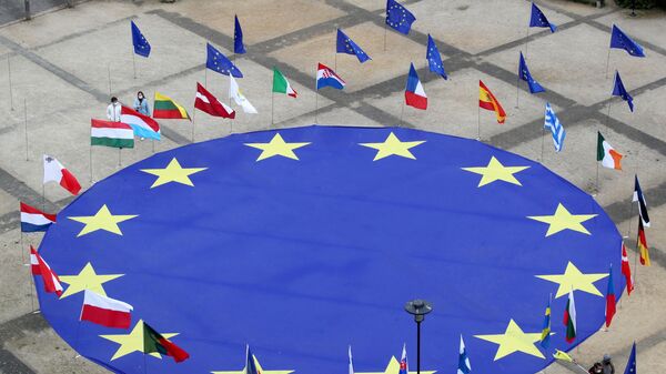 Grande bandeira da União Europeia no centro da praça Schuman, fora da sede da Comissão Europeia, na véspera do Dia da Europa, em Bruxelas, Bélgica, 8 de maio de 2021 - Sputnik Brasil