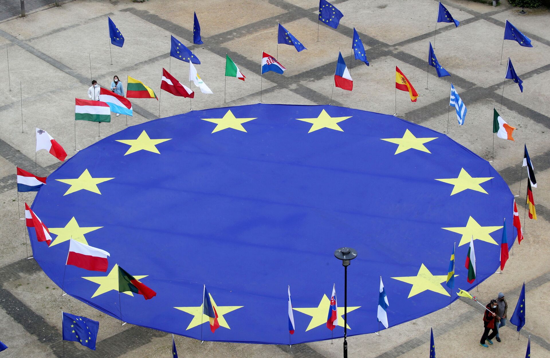 Grande bandeira da União Europeia no centro da praça Schuman, fora da sede da Comissão Europeia, na véspera do Dia da Europa, em Bruxelas, Bélgica, 8 de maio de 2021 - Sputnik Brasil, 1920, 23.11.2021