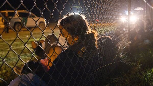 Em La Joya, no estado norte-americano do Texas, imigrantes ilegais são detidos pela guarda fronteiriça dos Estados Unidos, em 8 de maio de 2021 - Sputnik Brasil