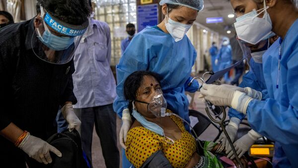 Paciente com COVID-19 recebe tratamento em hospital de Nova Deli, na Índia. Foto de arquivo - Sputnik Brasil