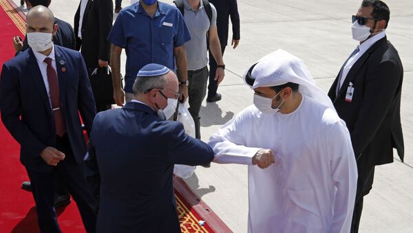 O Conselheiro de Segurança Nacional de Israel, Meir Ben-Shabbat, centro-esquerda, bate o cotovelo com um oficial dos Emirados ao deixar Abu Dhabi, Emirados Árabes, 1º de setembro de 2020 - Sputnik Brasil